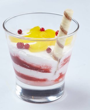 Beyaz arka planda meyveli bir tatlı, yakın plan. 