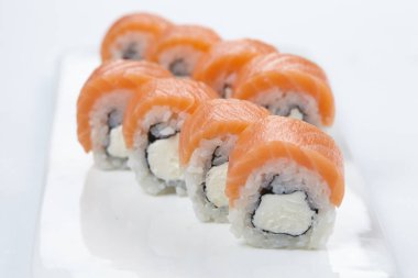 Beyaz arka plan üzerinde izole lezzetli suşi yakın çekim 