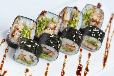 Beyaz tabakta lezzetli suşi yakın çekim 