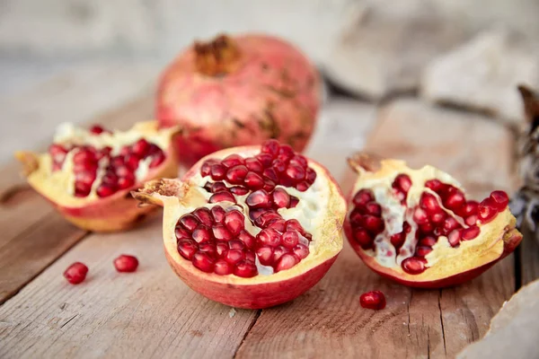 Reifer Bio Granatapfel Auf Holzgrund Nahaufnahme — Stockfoto