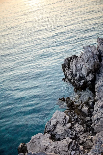Donkerblauwe Zee Rotsen Zonnige Dag Montenegro — Stockfoto