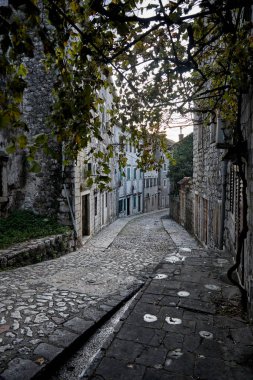 Karadağ 'ın Eski Şehir Perast kentindeki Sokak ve Dar Sokaklar