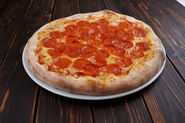 Välsmakande Pizza Trä Bakgrund Närbild — Stockfoto