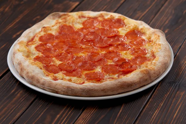 Välsmakande Pizza Trä Bakgrund Närbild — Stockfoto