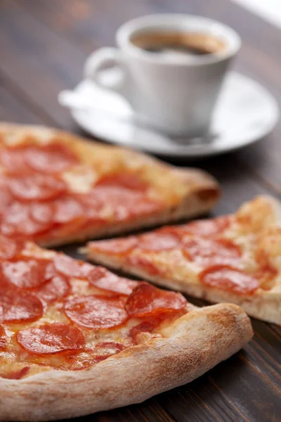 Välsmakande Pizza Trä Bakgrund Närbild — Stockfoto