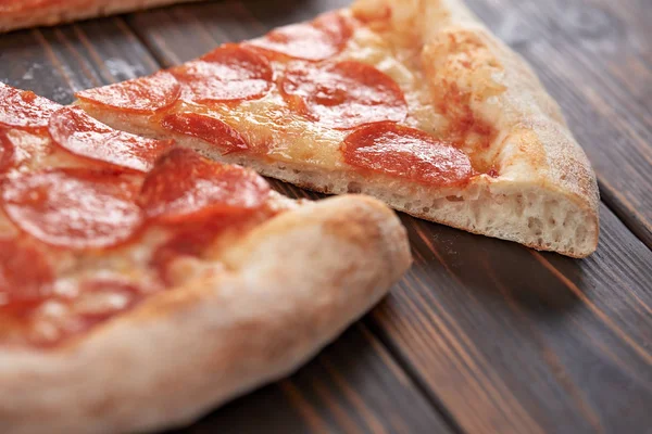 Välsmakande Pizza Trä Bakgrund Närbild — Stockfoto