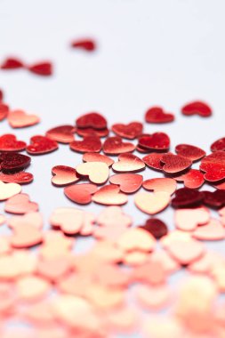 Parlak kırmızı kalpler konfeti görünümü Kapat