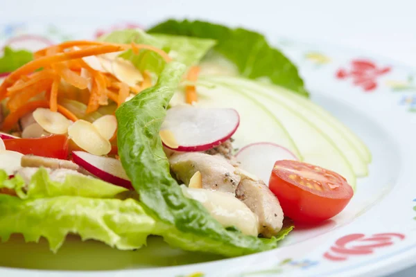 Frischer Salat Auf Weißem Teller Nahaufnahme — Stockfoto