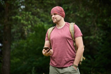 güneşli bir gün, çayır smartphone ile genç adam 