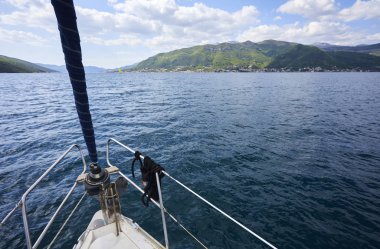 güneşli bir günde denizde yüzen lüks yat