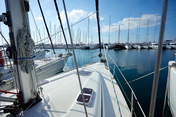 Yacht Parkir Pelabuhan Pada Hari Yang Cerah — Stok Foto