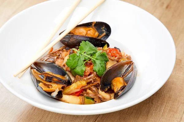 Mussels Buckwheat Noodles White Plate Close View — Stock Photo, Image