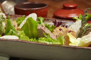 ahşap arka planda cam şarap, yakın plan 