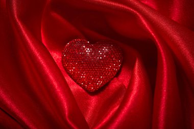 güzel ipek kumaş Sevgililer günü için güzel kırmızı dekoratif kalp, yakın çekim