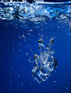 Ice cube düşen suya, yakın çekim 