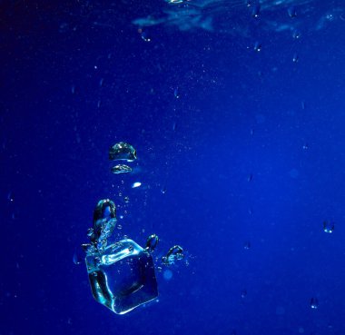 Ice cube düşen suya, yakın çekim 