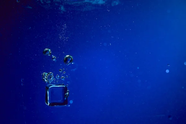 Cubo Hielo Cayendo Agua Primer Plano — Foto de Stock