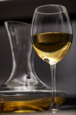 Gri arka planda şarap ve şarap sürahisi, yakın görüş.