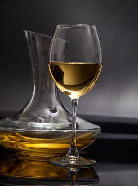 Verre Plein Vin Carafe Vin Sur Fond Gris Vue Rapprochée — Photo