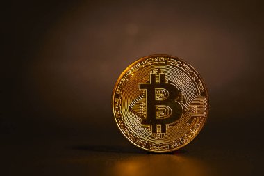 Koyu arkaplanda altın bitcoin, kripto para birimi için kavramsal resim
