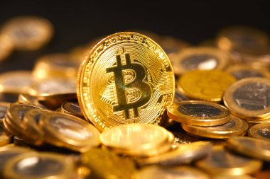 altın bitcoin yığını, kripto para için kavramsal görüntü