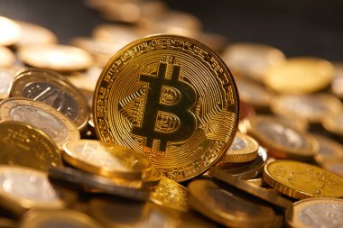 altın bitcoin yığını, kripto para için kavramsal görüntü