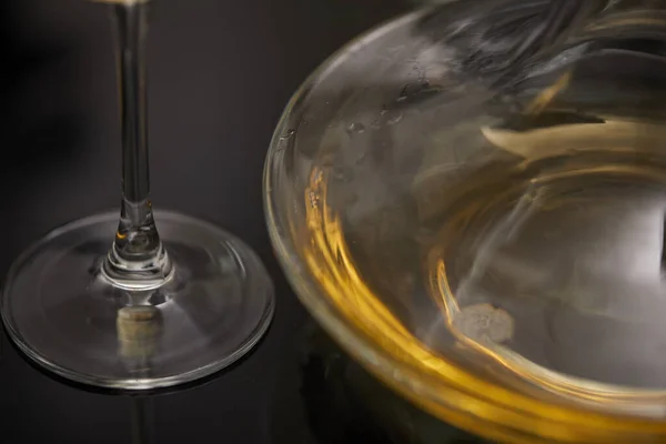 Glas Vol Wijn Wijn Decanter Grijze Achtergrond Van Dichtbij Bekeken — Stockfoto