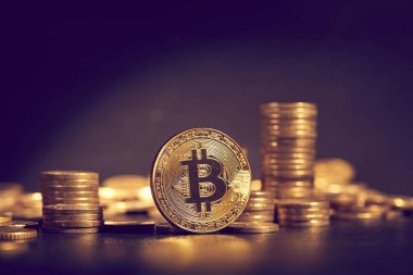 altın bitcoin yığını, kripto para için kavramsal görüntü