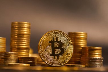 altın bitcoin yığını, kripto para için kavramsal görüntü