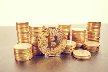 altın bitcoin yığını, kripto para için kavramsal görüntü
