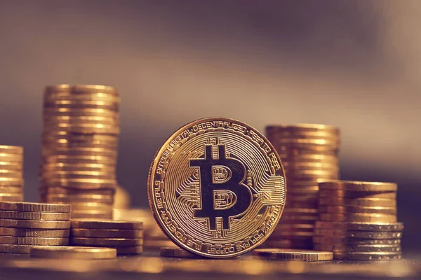 Stapel Gouden Bitcoins Conceptuele Afbeelding Voor Cryptovaluta — Stockfoto