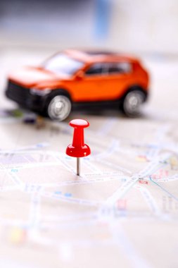 Haritadaki küçük oyuncak araba, seyahat kavramı 