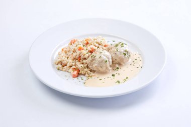 Beyaz tabakta arpa olan köfteler, yakın görüş.