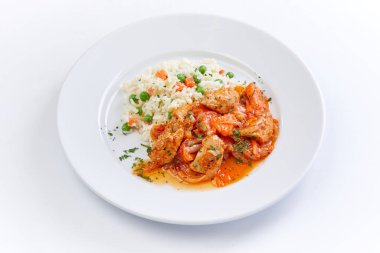 Beyaz tabakta arpalı tavuk, yakın görüş.