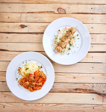 Beyaz tabakta patates püresi ve salata, yakın görüş.