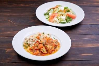 Arpalı et ve beyaz tabakta salata, yakın görüş.