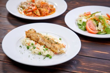 Beyaz tabakta pirinç ve sebzeli tavuk kebabı, yakın görüş.