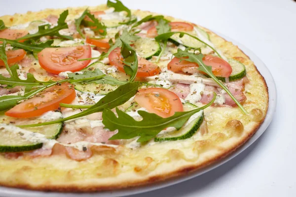 Ízletes Pizza Paradicsommal Cukkinivel Fehér Tányéron Közelről — Stock Fotó