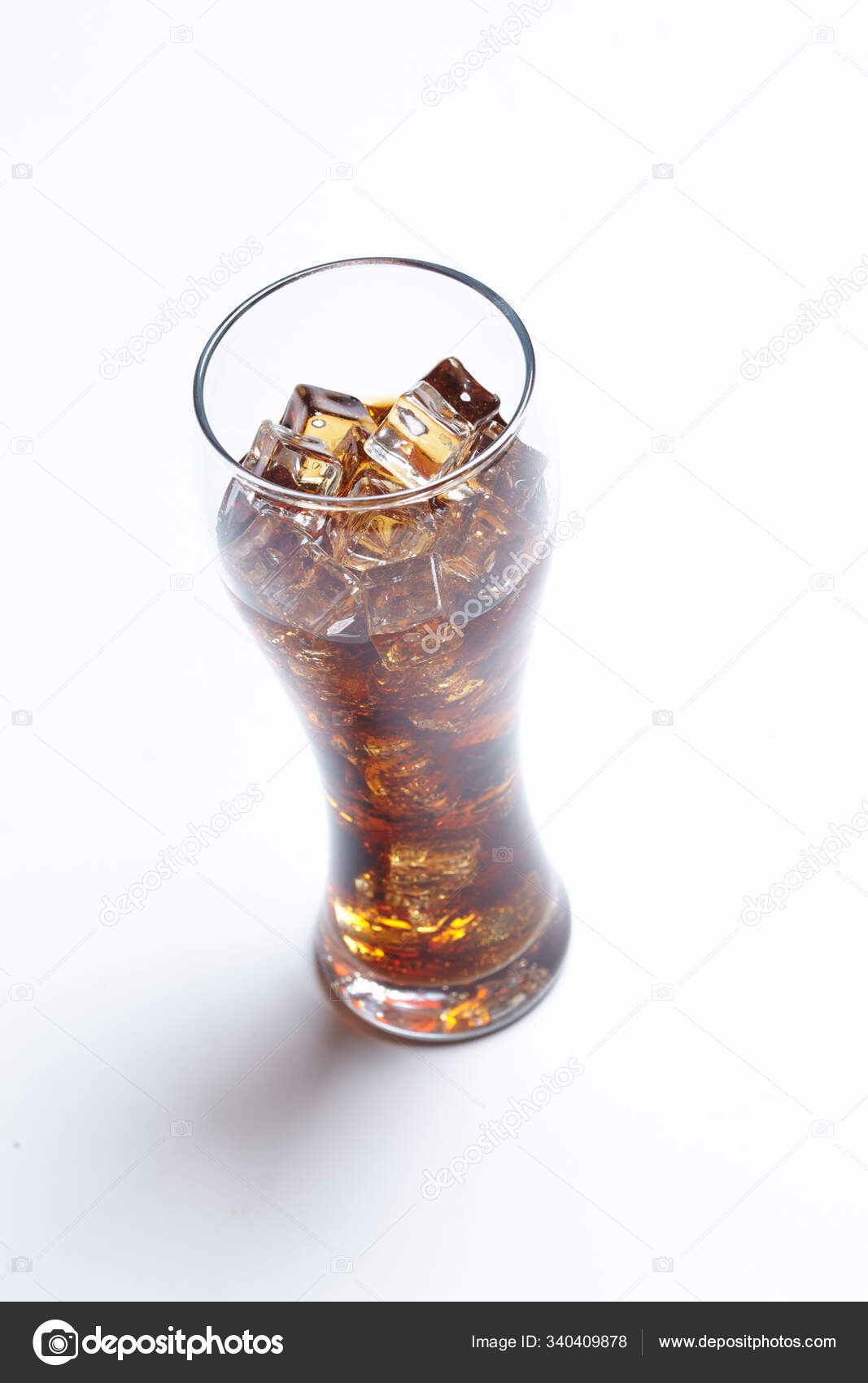 一杯冷可乐与冰块——图库图片© strelok #340409878, image size:1067x1700