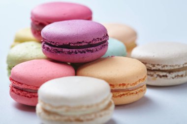 yığın renkli lezzetli macaroons, yakın çekim