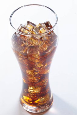 cam buz küpleriyle soğuk kola yakın çekim 