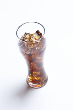 cam buz küpleriyle soğuk kola yakın çekim 