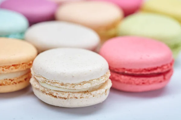 Kupac Színes Ízletes Macaroons Közelkép — Stock Fotó