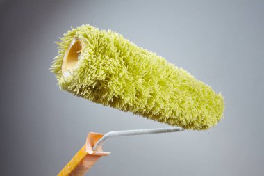 Boya yuvarlanan boya gri duvar arka planında 