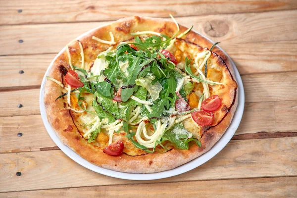 Pizza Met Verse Groenten Houten Ondergrond Dichtbij Uitzicht — Stockfoto
