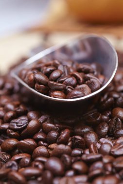 Metal kaşıkta kahve çekirdekleri, yakın plan. 