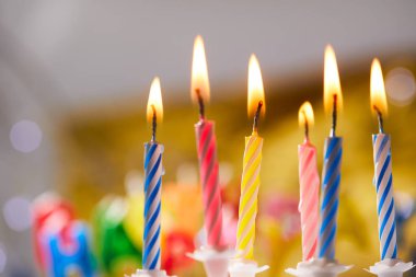 Sarı arkaplanda doğum günü mumları, yakın görünüm