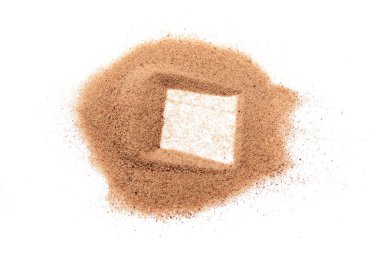 Beyaz arkaplanda izole kum, yakın görünüm