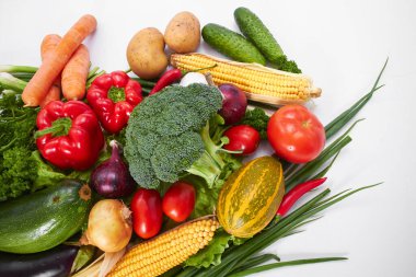 Beyaz arka planda taze sebzeler, sıfır atık kavramı