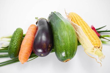 Beyaz arka planda taze sebzeler, sıfır atık kavramı